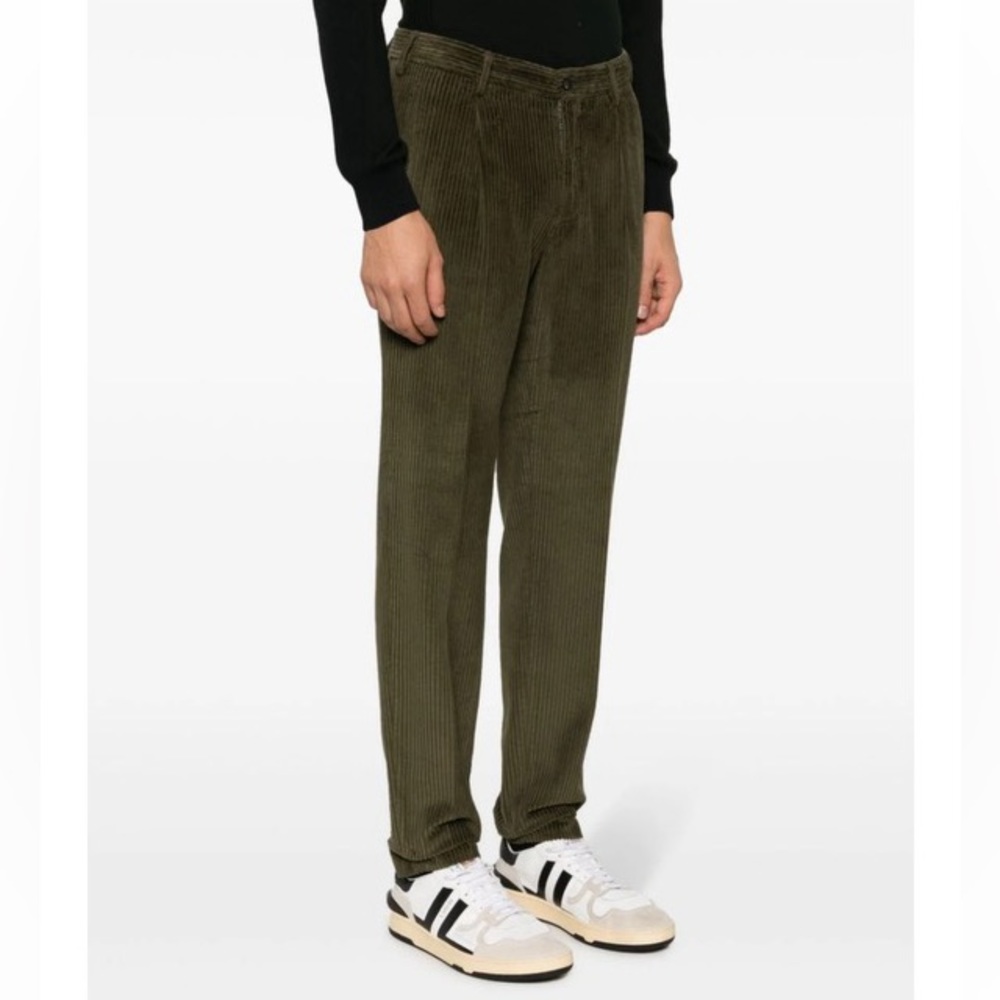 Incotex
straight-leg corduroy trousers. Color: green, Size: 48 Italian, 31 US
